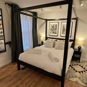 Ultra Modern Apartment, In Exeter