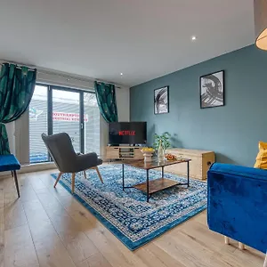 Blue Puffin Stays: Stylish 2-bed In Ocean Village Apartment Southampton
